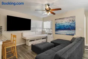 Surfers Dreams - 5min Drive to Beach with PoolTable - Image 3