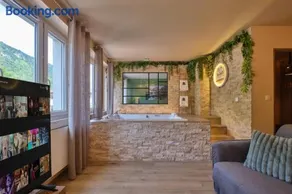 Scandinavian Suite - Private Spa and Sauna - Image 4