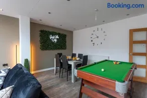 5 BDR 2 Bath Home With Snooker Table, Wolverhampton - Image 2