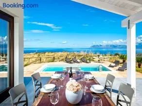 Elegant villa with private pool and sea view - Image 1