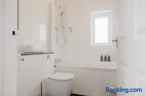 Charming 3-Bedroom Holiday Retreat - Image 2