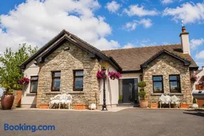 Charlettes Lodge - Image 1