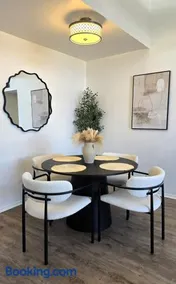 Stylish 2 Bedroom plus Loft with Rooftop Patio and Views Near Beverly Hills, Walk to Restaurants and Markets - Image 3