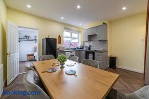Beautiful Three Bedroom House - Manchester Escape - Image 2