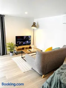 Modern Studio with Mountain View and Near Airport & CBD - Image 3
