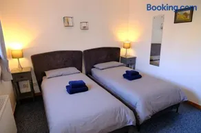 Lovely 1-bedroom apartment with free parking - Image 3