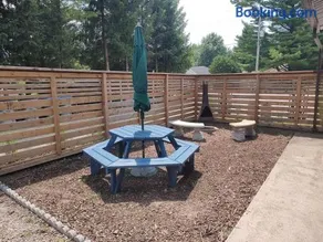 Sunset Cottage, 3 min walk to beach, sleeps 7 - Image 2