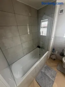 Luxury 2 Bed Apartment Central Yarm - Image 5