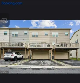 Modern Townhome Near Downtown Frederick - Image 3