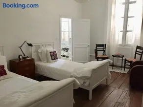 Beautifully renovated rooms on Place New York - Image 2