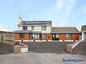 A Newly Renovated 7 Bedroom House - Image 3
