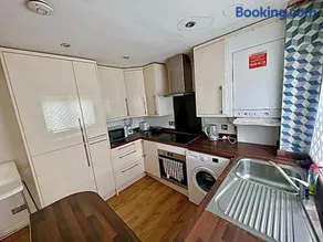 Bull Double bed in shared house - Image 4