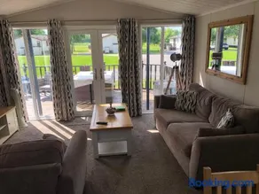Bumblebee Lodge - Image 3