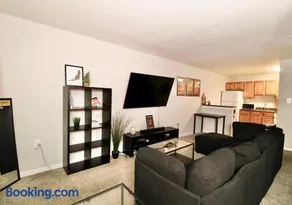 Spacious 1BR with Full Kitchen & Laundry - Image 5