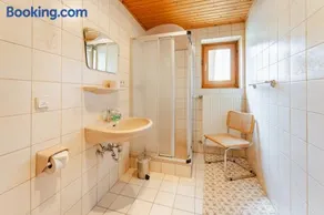 4-bed room, shower, toilet, facing the garden - Image 3