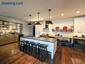 Cherry Street Luxury Apartment - Image 1