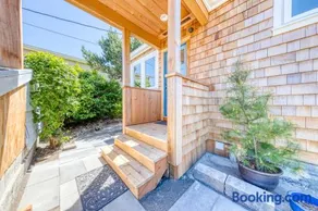 Cheri's Oceanfront Getaway - Image 4