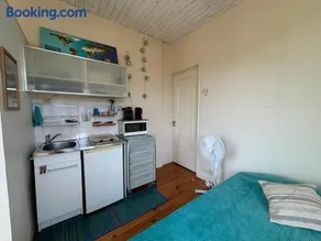 Small Central studio blue solo - Image 3