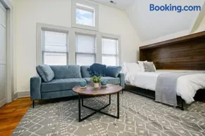 Modern Victorian Studio - Steps to Cleveland Clinic - Image 3