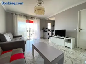 Stylish Modern Beach Studio - Image 5