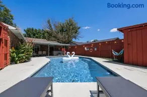 5BR w Pool & Hot Tub 5-min Walk to Lake Ray Hubbard - Image 1