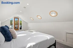 The Lokal 2 Kings Queen Suite in Sunnyside YYC - Image 2