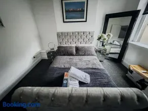 City Centre flat, Near Stadium & castle, Sleeps 4 - Image 2