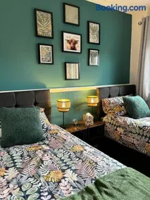 Stylish home in Linlithgow Near Edinburgh Airport Free parking Free WiFi - Image 3
