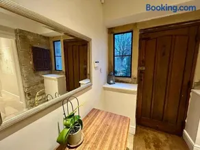 Hill House - 2 Bed Guest Suite by Maison Pro - Image 3