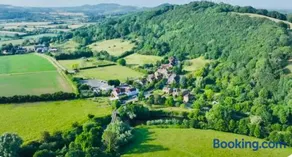 Log- burner, dog friendly- woodland views with walking trails and local pub on your doorstep! Popular walking trails nearby-Malvern Hills and the Brockhampton Estate- Peaceful village on the border of Hereford and Worcester - Image 3