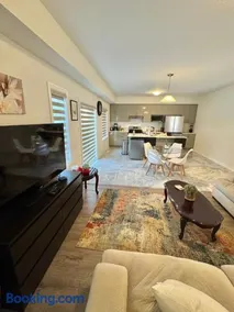 House 4 Bedrooms 6 beds 3 bath family friendly Quite and relaxation area - Image 3