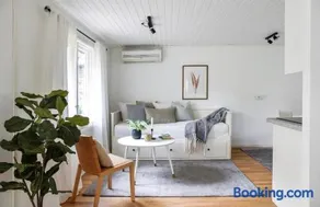 Modern cottage with sunny terrace - Image 5