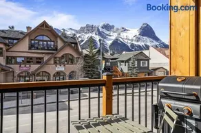 T202 BRAND NEW! The Mountain's Call- Mountain View Stay - Image 1