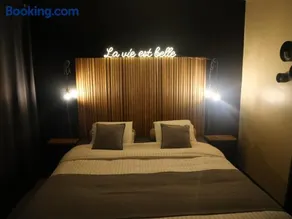 Chambre avec jacuzzi ou Chalets dans les bois - Image 2