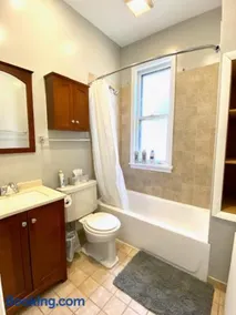 Walk to Wrigley 3BR1BA Sleeps 8 Free Parking - Image 5