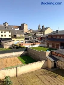 Junto al castillo de Ponferrada, luminoso y tranquilo - Image 1