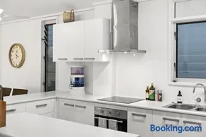 Top-Floor Ocean Views, BBQ, Walk to Snapper Rocks - Image 5