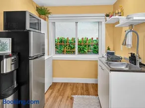 Private Studio - 1 Min to Hospital - Self Check-In - 75 Inch TV - Image 1