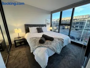 Midnight Luxe 2BR 2Bath 2Car 528 in the heart of Braddon Pool Sauna Gym Secure Parking Wifi Wine - Image 1