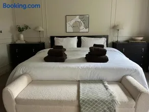 Serene Retreat Sleeps 6 with Garden - Image 2