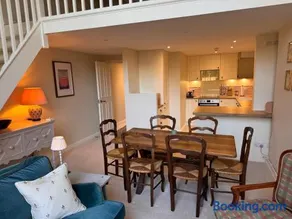 Unique garden flat in converted chapel - Hungerford - Image 3