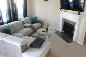 Stylish home 12 minutes from the airport 20 minutes away from Atlanta downtown midtown and Buckhead - Image 1