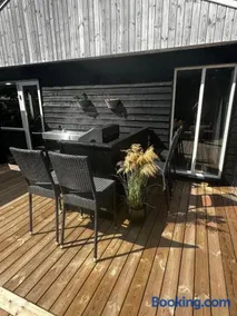 Stylish Beachside Cottage With Large Terrace - Image 2