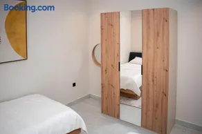 شقه فاخره غرفتين مع غرفة معيشه قريبه من البحر - Image 2