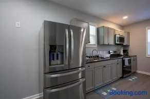 4 Min to Downtown - 11 to Elon - Washer and Dryer - Image 3