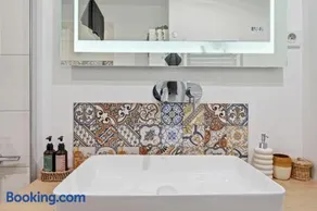 Haban Haus 2BR & Balcony Sleeps 8 - Image 1