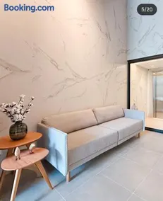 Studio Completo Moderno Flat WiFi Pet Friendly c Ar Condicionado Ingá Centro - Image 4