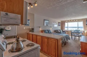 Top Floor Condo With Amazing Views Pool and Sauna - Image 3