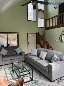 Cozy Retreat in Scenic Poconos - Image 1