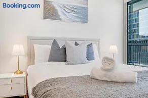 Accor Stadium Luxury - 3 Bed 2 Baths, sleeps 6, Pool, Parking if available- NO PARTIES - Image 4
